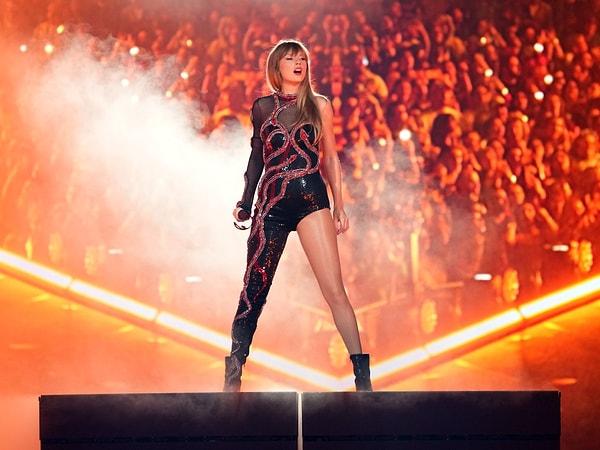 Taylor Swift, Ekim ayında ise milyarder ünlüler kervanına katıldı.