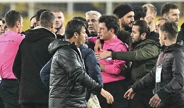 Hakem Halil Umut Meler'in hastaneye kaldırılması sonrası Ankaragücü'nün eski Başkanı Faruk Koca'da kalp krizi şüphesiyle hastaneye kaldırılmıştı. Tedavisi biten Koca çıkarıldığı mahkemece tutuklanarak cezaevine gönderilmişti.