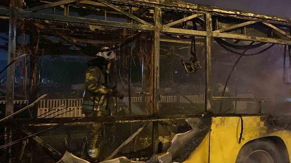 Polis ekipleri yolda güvenlik önlemi alırken itfaiye ekipleri alev alev yanan otobüse müdahale etti.