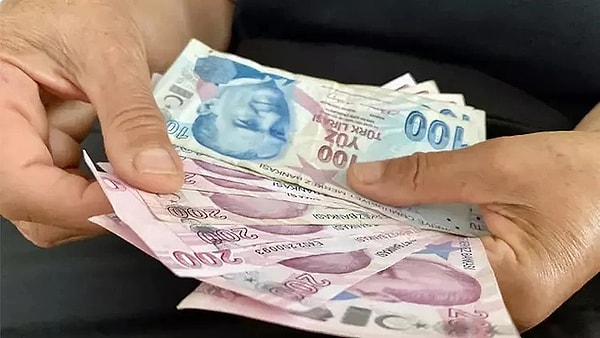 Şu anda mevcut asgari ücret 11 bin 402 lira olarak uygulanırken, AK Parti kulislerinde konuşulan rakam ise 17 bin TL olduğu iddia edildi.