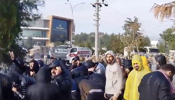 Urfa'da insani çalışma koşulları ve sendika talebinde bulundukları için işten çıkarılan Özak Tekstil işçilerinin direnişi 17. gününde Organize Sanayi Bölgesinin (OSB) girişinde yapıldı.