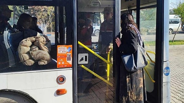 Kararlı bekleyiş sonrası OSB içerisine alınan işçiler gözaltına alınan arkadaşlarının serbest bırakılması için taleplerde bulundu.