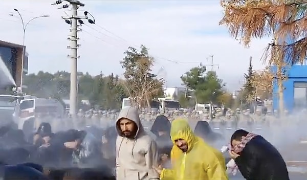 İşçilerin talebini olumsuz karşılayan ekipler, gruba tazyikli suyla müdahale etti. Aralarında EMEP Milletvekilleri Sevda Karaca ile İskender Bayhan'ın da olduğu gruba TOMA'dan tazyikli su sıkan jandarma, BİRTEK-SEN Genel Sekreteri dahil 20 kişiyi gözaltına aldı.