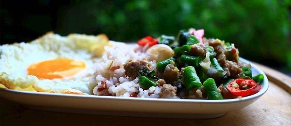 2. Tayland'ın geleneksel yemeklerinden biri bu. İsmini biliyor musun?