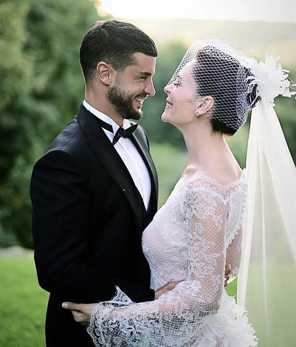 Berk Oktay ve Yıldız Çağrı Atiksoy çifti, iki yıllık doludizgin aşklarını 2022 yılının Eylül ayında evlilikle taçlandırmıştı.