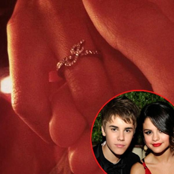 Ancak bu Selena Gomez'in ilk kez sevgilisinin isminin baş harfini yüzük olarak takması değil: Daha önce Justin'in J'sini taşıyordu.