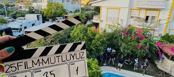 Film; Başak Parlak, Anıl İlter, Tolga Evren, Rahmi Dilligil, Buse Kara, Efe Deprem, Banu Fotocan ve Camilla Duarte Çakır gibi yetenekli isimlerin de katılımıyla daha da zenginleşiyor.