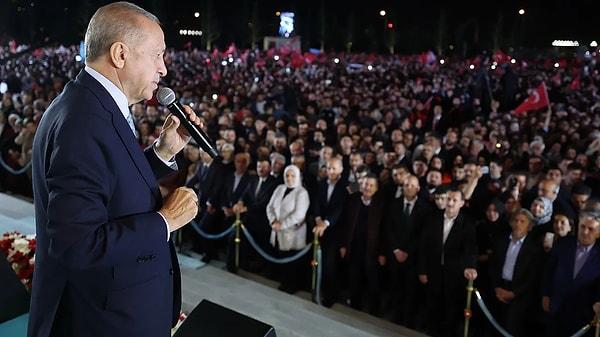 Mevcut Cumhurbaşkanı Erdoğan, kendisi için oldukça zorlu bir sınav olarak gözüken seçimlerin ilk turunda oyların %49 buçuğunu hanesine yazdırmayı başardı. Muhalefetin büyük umut bağladığı Kemal Kılıçdaroğlu ise %45'te kaldı.