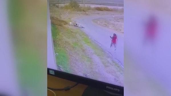 Alınan bilgiye göre, Polatlı ilçesi Mehmet Akif Ersoy Mahallesi'nde meydana gelen olayda Mehmet Dinç isimli 9 yaşındaki çocuk bisiklete binerken başıboş bir köpeğin saldırısına uğradı.