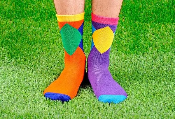 10. Renkli çoraplar giymek, enerjinizi yükseltip, hayatınıza renk katmanıza yardımcı olabilir.