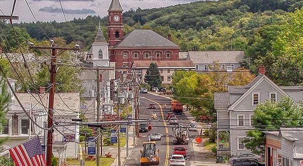 2023 başlarında New Hampshire'lı bir zengin 3,8 milyon dolarlık servetini yaşadığı kasabaya bıraktı.