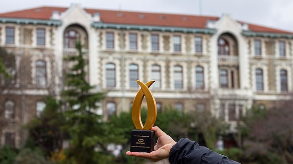 Boğaziçi Üniversitesi Bilişim Kulübü COMPEC'in bu sene on birincisini düzenlediği Boğaziçi Bilişim Ödülleri sahiplerini buldu.