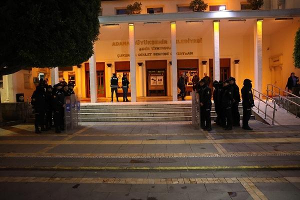 Aralarında Büyükşehir Belediyesi Başkanının danışmanlarından birinin de olduğu çok sayıda kişi gözaltına alındı.