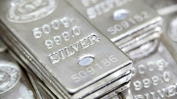 Gümüş ise 23,94 dolardan başladığı yılda ons bazında yüzde 0,33 kazandırırken, TL bazında dolar kurundan faydalanarak yüzde 55 oranında yükseldi.
