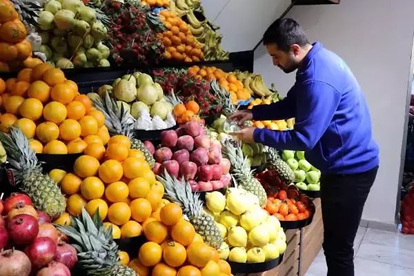 Yurt dışındaki seralarda yetiştirilen erik, kiraz, kayısı, karpuz ve şeftali gibi yaz meyveleri, genellikle hamile kadınlar tarafından alınıyor.