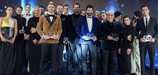 Geçtiğimiz akşam düzenlenen GQ Men Of The Years 2023 ödül töreni gecesinde yıldızlar geçidi yaşandı. Birçok kategoride verilen ödüller sahiplerini buldu.