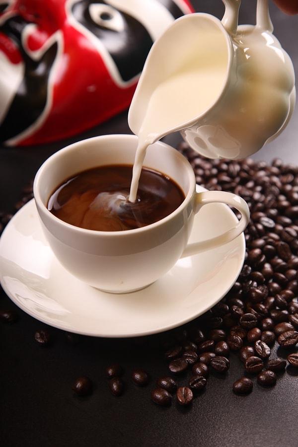 Gastroenterolog Dr. Sunana Sohi, "Gastrointestinal sistem söz konusu olduğunda kahve tüketimiyle ilişkili birçok fayda vardır. Bu içecek, içerdiği kafein ve artık çok fazla şekerli olması nedeniyle kötüleniyor ama tıbbi olarak yüzyıllardır kullanılıyor." dedi.