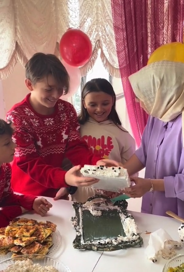 Pastanın kesilmediğini anlayan küçük kız yine de tabletin saklı olduğuna ihtimal vermiyordu ancak tableti görünce duyguları gözlerinden okundu.