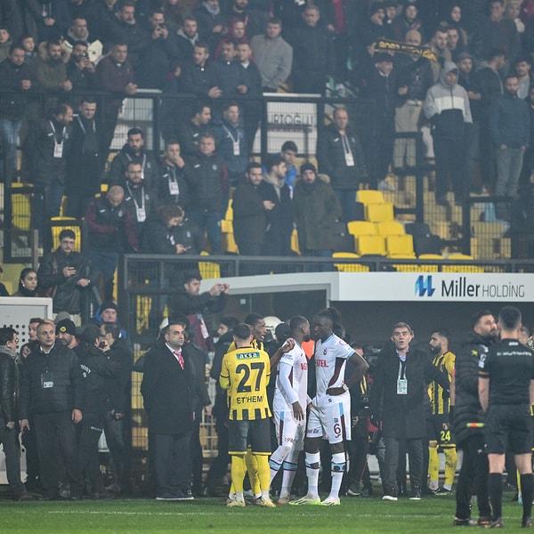 Hakem Ali Şansalan'ın verdiği karara karşı çıkan İstanbulspor Başkanı Ecmel Faik Sarıalioğlu, maç devam ederken sahaya girerek takımını sahadan çekti.