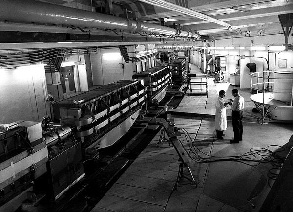 1954 yılında kurulan CERN, dünyanın en güçlü hızlandırıcısı olan Proton Synchrotron'u 1957 yılında faaliyeti geçirdi.