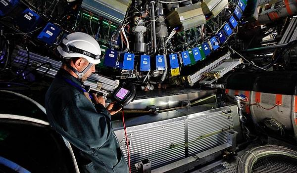 CERN için toplam maliyeti net olarak söylemek zordur çünkü projelere göre değişmektedir. Yine de devam eden maliyetleri yıllık olarak 13 milyar doların üzerinde olarak hesaplanmıştır.