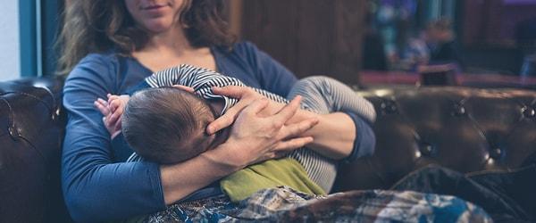 9. "Bebeğinizi emzirirken sıcak su şişesini beşiğine koyun. Bebeğiniz emerken uyuyakalırsa sıcak bir yatağa yatmış olur."