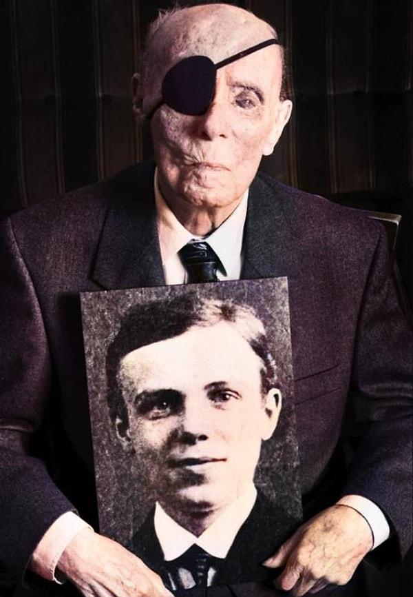 14. Alman Birinci Dünya Savaşı gazisi Hans Lange, 19 yaşındayken çekilmiş bir portresini sergilerken. (1998)