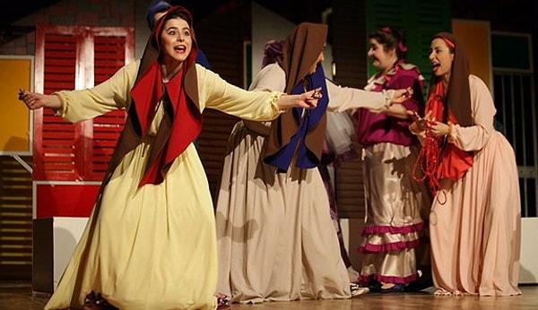 Çok kocalılık Türkler açısından pek örneği olmayan bir kavram olsa da Türk mizahının önemli isimlerinden Sadık Şendil tarafından yazılmış 'Yedi Kocalı Hürmüz' isimli bir tiyatro oyunu bulunuyor.