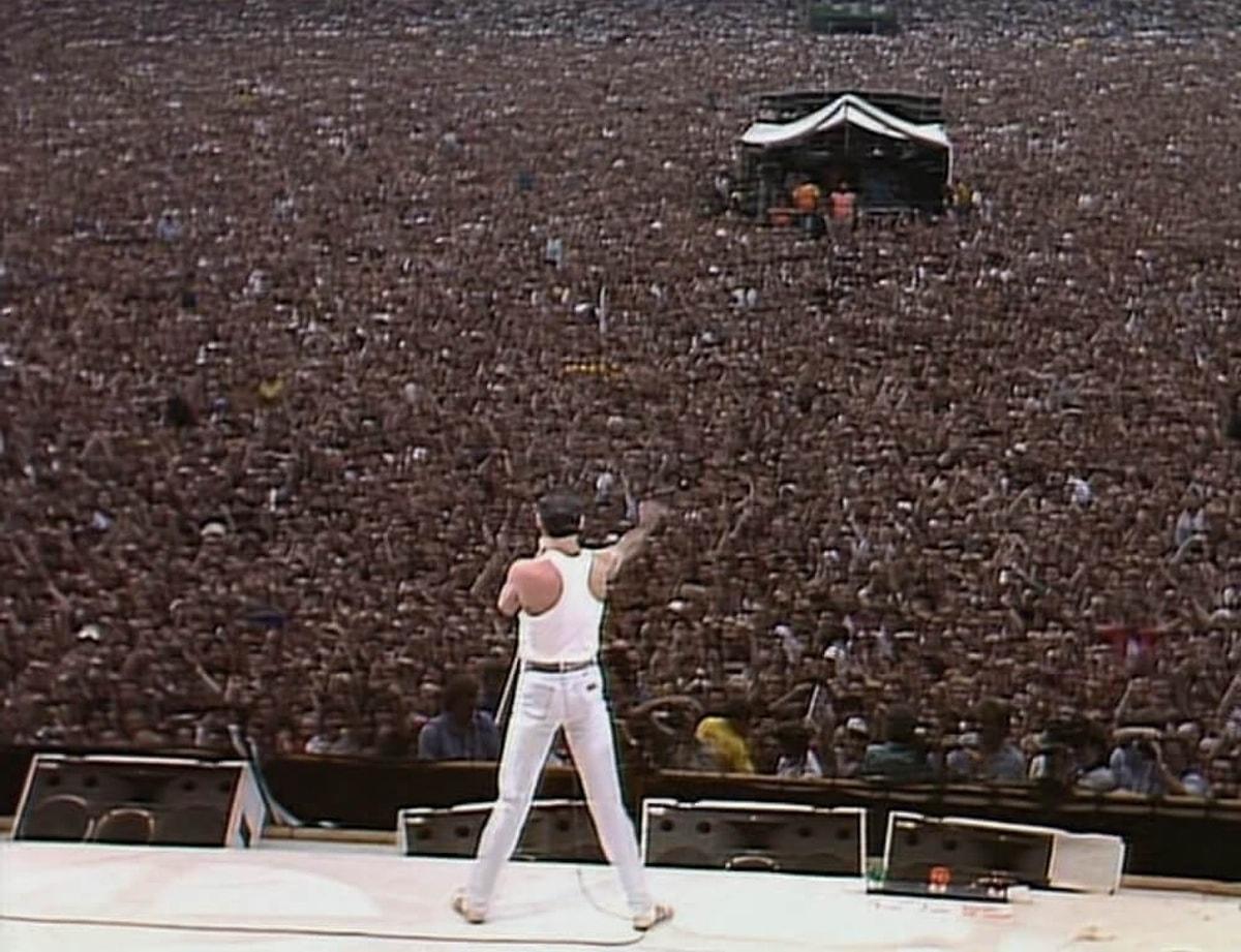 Квин стадион. Фредди Меркьюри на стадионе Уэмбли. Фредди Меркьюри Уэмбли 1985. Фредди Меркьюри на концерте Live Aid 1985. Фредди Меркьюри стадион Уэмбли 1986.