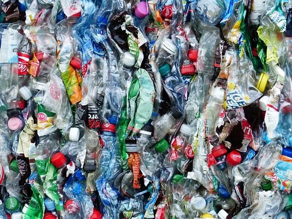 5. "Bilim: "Bu plastik maddelerin geri dönüşümü gerçekten zor ve pahalıdır, asla gerçekten yok olmaz ve muhtemelen insanlar da dahil olmak üzere dünyadaki tüm organik yaşamın vücutları üzerinde korkunç uzun vadeli etkileri vardır."  İnsanlar: Her zaman, her yerde, her şey için plastik kullanın."