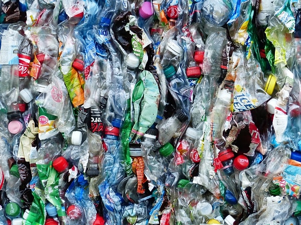 5. "Bilim: "Bu plastik maddelerin geri dönüşümü gerçekten zor ve pahalıdır, asla gerçekten yok olmaz ve muhtemelen insanlar da dahil olmak üzere dünyadaki tüm organik yaşamın vücutları üzerinde korkunç uzun vadeli etkileri vardır."  İnsanlar: Her zaman, her yerde, her şey için plastik kullanın."