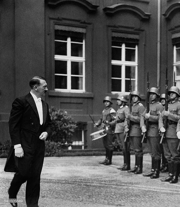 15. Adolf Hitler korumalarını selamlarken. (1937)