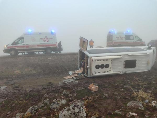 Şanlıurfa’nın Siverek ilçesinde öğretmenleri taşıyan servis aracının sis sebebiyle devrilmesi sonucu çok sayıda öğretmen yaralandı.