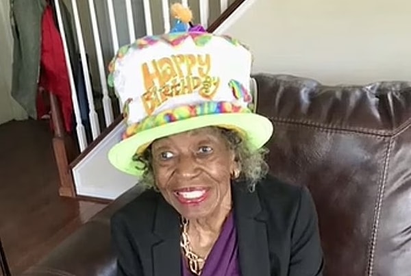 Hamile kaldığı için okulu bırakan 101 yaşındaki Sarah Simpkins, 82 yıl sonra okula dönerek herkese ilham oluyor.