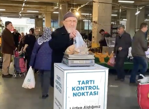 Bursa Nilüfer Belediyesi halkın içini rahatlatmak için pazarın ortasına bir tartı yerleştirdi.