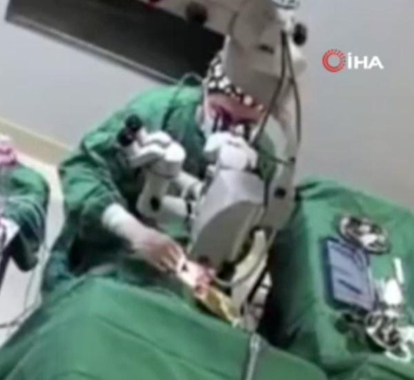Ameliyathanedeki güvenlik kamerasına yansıyan görüntülerde doktorun 82 yaşındaki kadın hastanın yüzüne 3 kez yumruk attığı, doktorun vurmasının ardından hareket eden hastaya hemşirenin müdahale ettiği görüldü.
