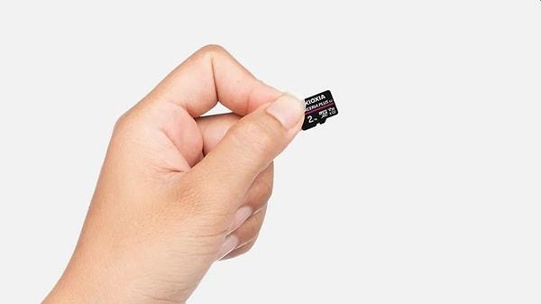 Günümüz mini bellekler arasında en yüksek veri kayıt yoğunluğuna sahip olduğu söylenen kartın, sadece 1mm kalınlığında olduğu belirtiliyor.