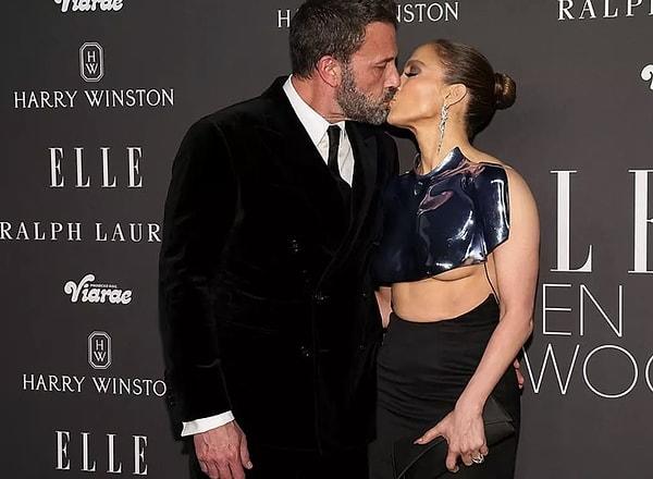 2022 yılında evlenen Ben Affleck ve Jennifer Lopez çifti katıldıkları organizasyonlardan, magazine yansıyan görüntülerine aşk dolu pozlar vermekten çekinmiyor.