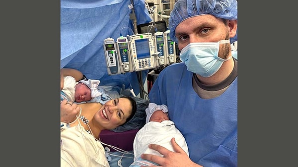 32 yaşındaki Kelsey, Alabama Üniversitesi Birmingham (UAB) Hastanesi'nde ilk çocuğunu salı günü, ikinci kızını ise çarşamba günü dünyaya getirdi.