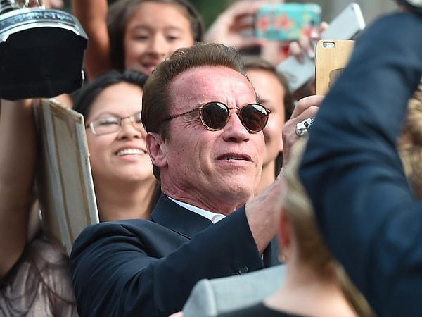 11. Dünya şampiyonu olan bir vücut geliştiricisi olarak 20'li yaşlarında başladığı kariyerine, 30'lu yaşlarında ödüllü bir aktör olarak devam eden Arnold Schwarzenegger, 2003 yılında sadece 56 yaşındayken Kaliforniya Valisi oldu.