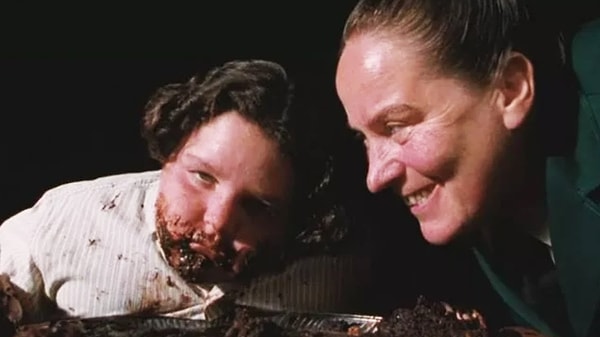 9. "Matilda filminde Trenchbull'un şişman çocuğa koca bir keki zorla yedirttiği sahne."