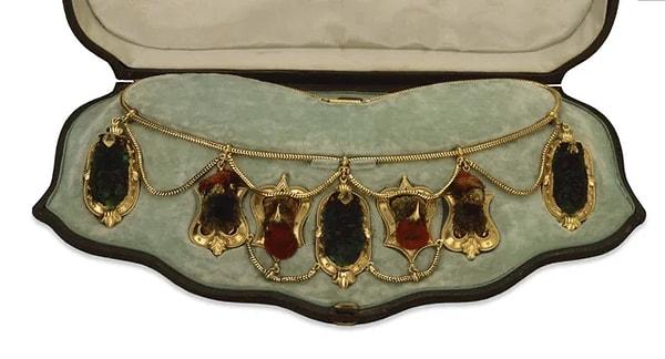 15. Altın, tüy, deri, ipek ve sinek kuşu kafalarından yapılmış kolye. (1865)