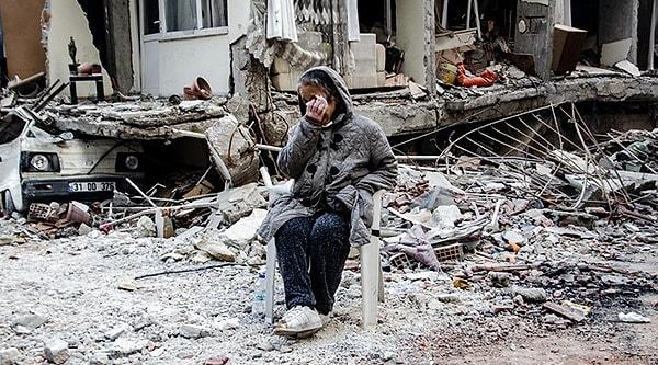 Depremin ardından 11 ay geçti geçmesine ancak yaralar hala taze. Binlerce insan hayatını kaybetti, on binlercesi sevdiklerini ve yakınlarını kaybetti.