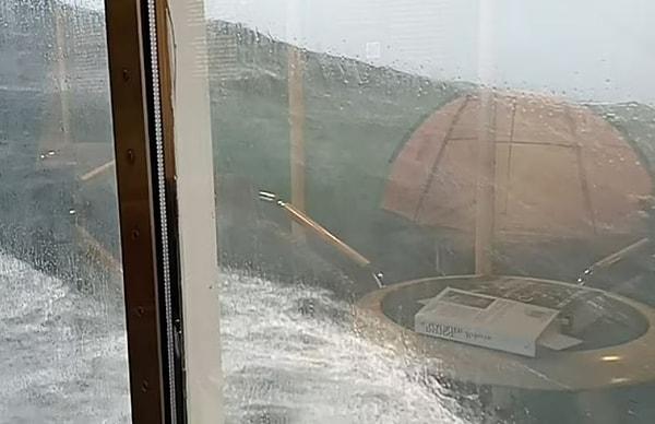 Bir yolcu, beşinci katta olmalarına rağmen dalgaların kabin pencerelerine ulaştığını ve suyun koridorlardan aktığını gördüğünü söyledi