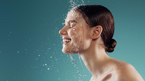 İlk adım CeraVe Nemlendiren Temizleyici ile yüzünüzü yıkayıp, nazikçe kurulamakla başlıyor.