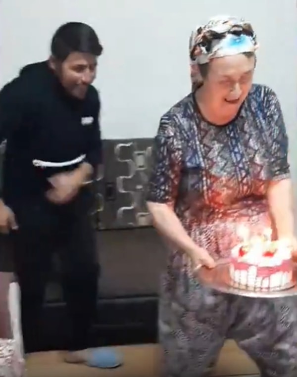 O anneye ait samimi doğum günü kutlaması anları ise sosyal medyada viral oldu.