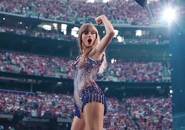 Daha önce Billboard tarafından "Yılın En Büyük Pop Yıldızı" seçilen Swift bunun gibi 10 büyük ödülü daha elinde tutmayı başardı.