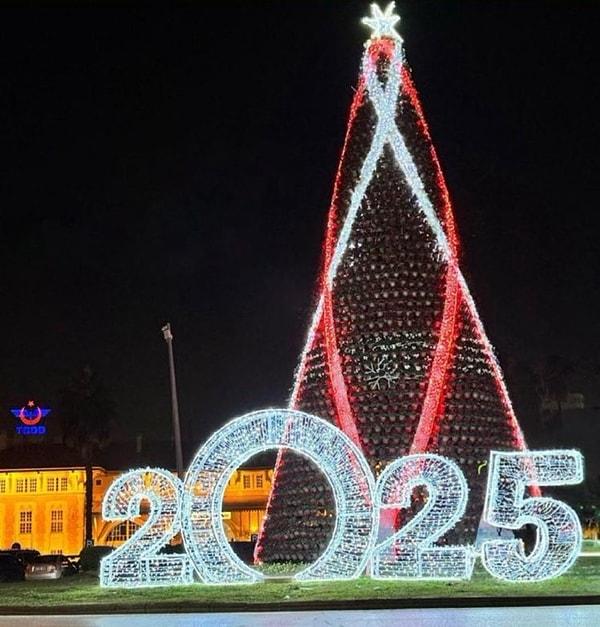 Seyhan ilçesindeki İstasyon Meydanı'na "2025" yazısı konulurken, şehirde de yer yer 2025 yazıları vatandaşların karşısına çıkıyor. Geçtiğimiz yıl 2023 yılı kutlanırken de Adana'da aynı yere "2024" yazısı koyulmuştu.