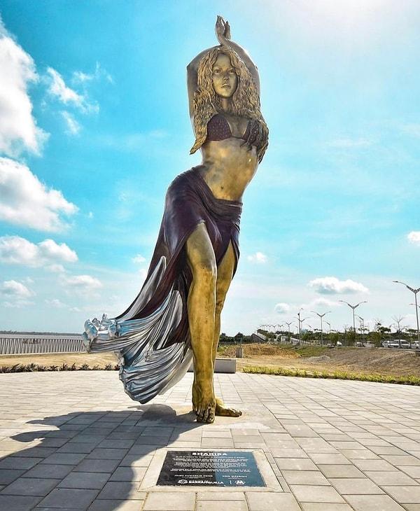 Dünyaca ünlü şakıcı bu sefer bambaşka bir konuyla öne çıktı. Kolombiyalı şarkıcı Shakira'nın memleketi Barranquilla'ya dev bir heykeli dikildi.