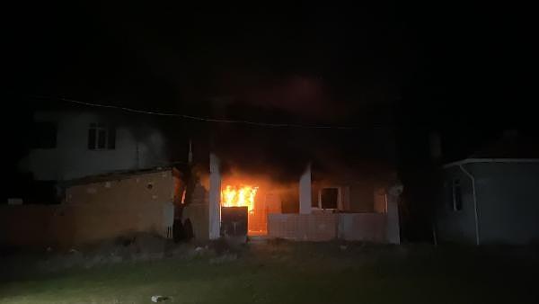Yangın sonrası olay yerine gelen ev sahipleri Göksel ve Gülşah Kırcan çifti, evlerinin yandığını görünce büyük üzüntü yaşadı.